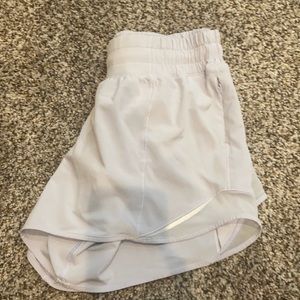 Lululemon Hotty Hot 4” short in pastel lavender.